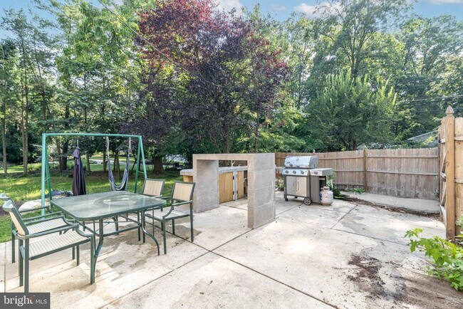 Building Photo - 1800 Lark Ln