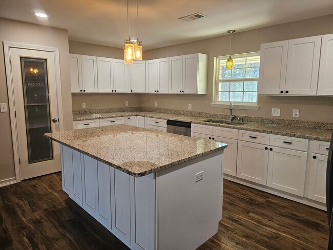 Building Photo - Beautiful 3 Bed 2 Bath Home on 2.5 Acres f...