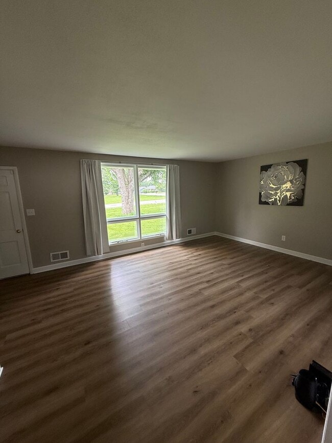 Building Photo - 3 Bed/1.5 Bath Brick Home on 0.3 acres