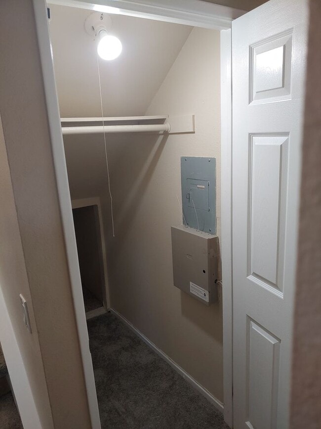 Building Photo - 2 Bed/2.5 Bath Townhouse w/2 Car Attached ...