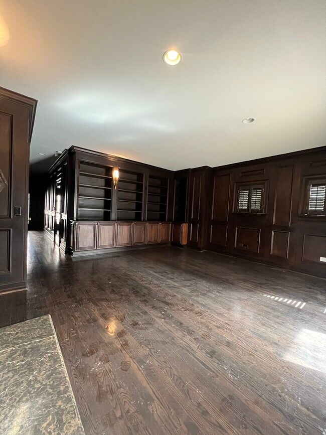 Building Photo - 2008 S Calumet Ave