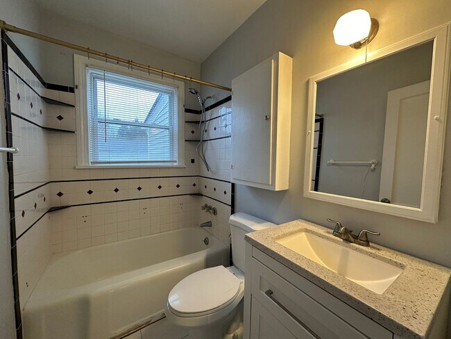 Building Photo - Charming 2BR/1BA Bungalow in Historic Downtown!