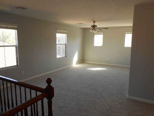 Building Photo - Beautiful Spacious Home in Mountains Edge