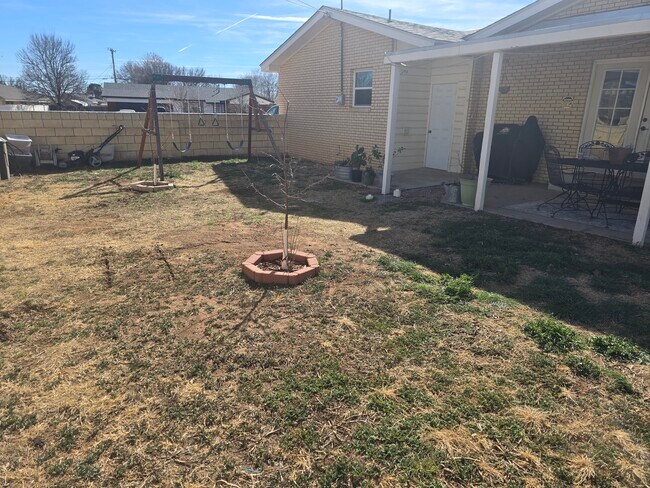 Building Photo - 1004 W Yucca Ave