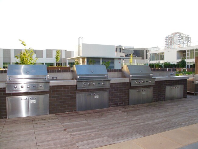 Building Photo - Exquisite 2 Bed/2 Bath Downtown Condo at I...