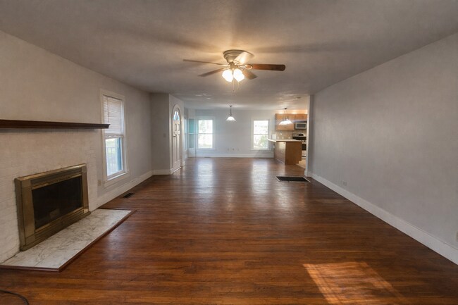 Building Photo - 832 S Bois D Arc Ave