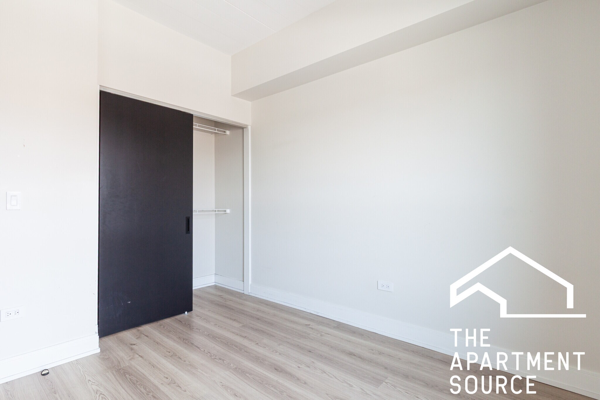 Building Photo - 931 W Belmont Ave