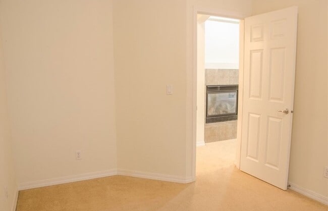 Building Photo - 3 Bed 2.5 Bath Single-family House Availab...