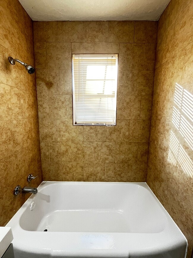 Building Photo - 2618 NW 26th St