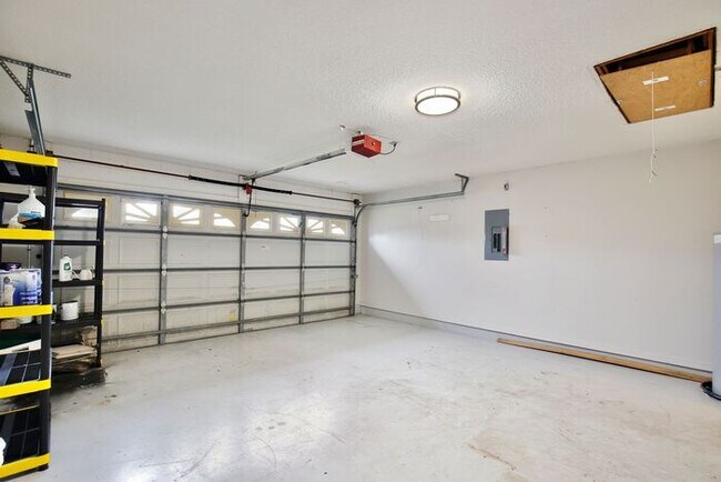 Building Photo - Stunning 3/2 Home with a Spacious 2 Car Ga...