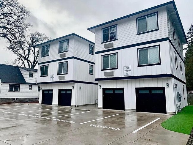 Building Photo - 2633 12th St SE