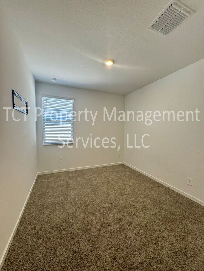 Building Photo - Beautiful like new home in San Tan Groves