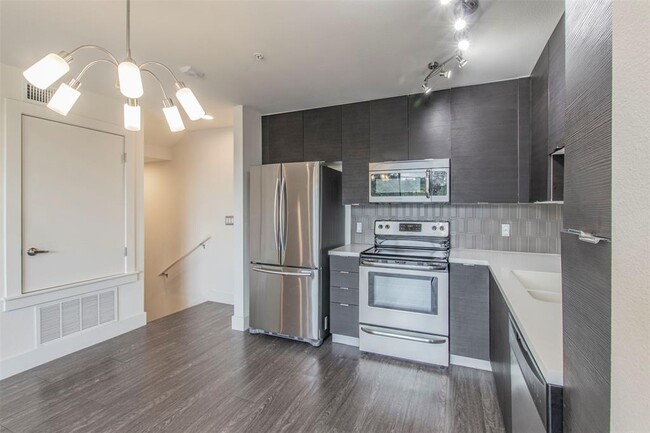 Building Photo - 604 N Bluff Dr