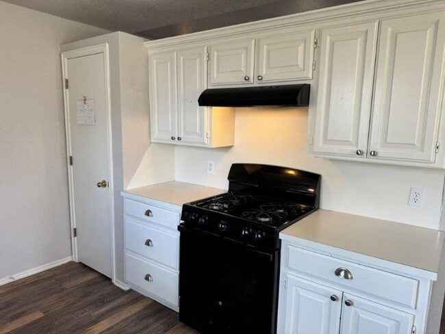 Building Photo - 3 bed 2 bath, storm shelter and  all wood floors in Moore Schools