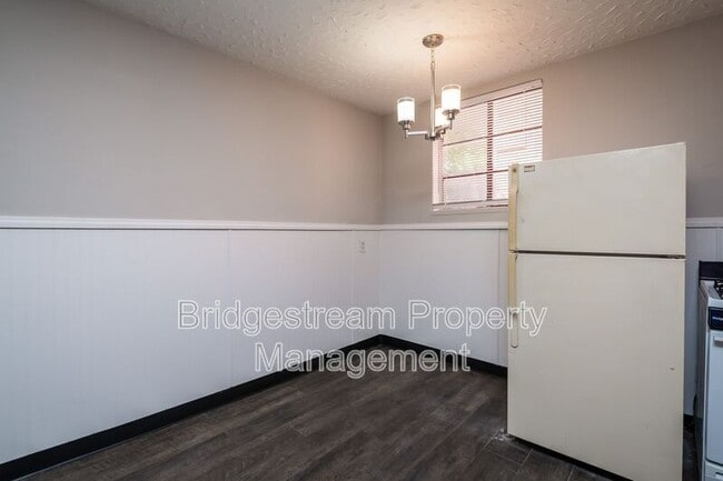 Building Photo - 619 Gainsborough Rd