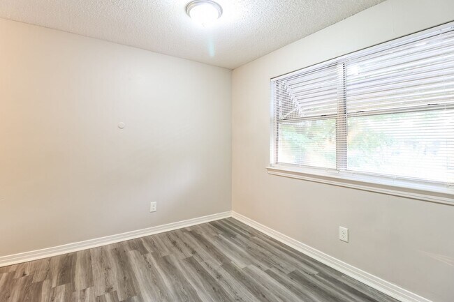 Building Photo - 11114 Beverly Hills Dr