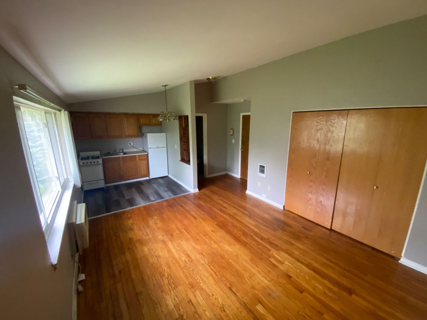 Building Photo - 2448 W Kilbourn Ave
