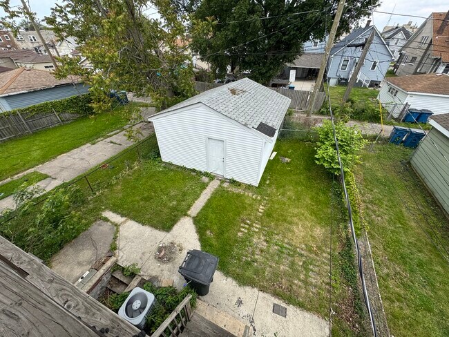 Building Photo - 605 Forsythe Ave