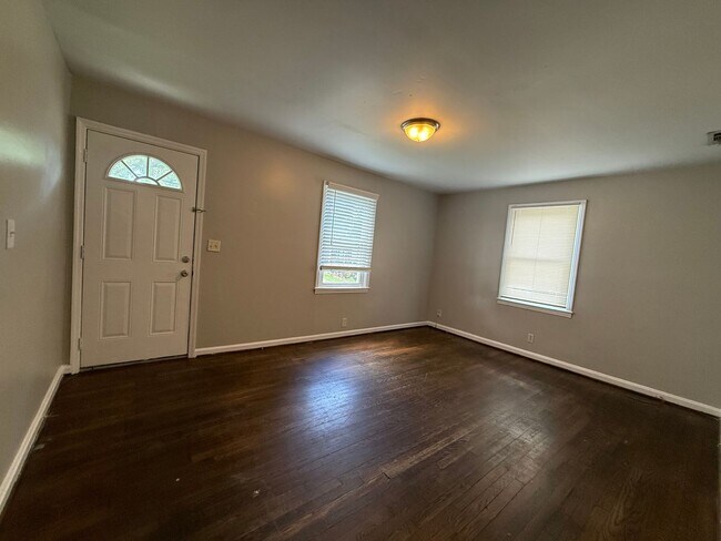 Building Photo - 2 Bedroom Cottage in Woodbine!