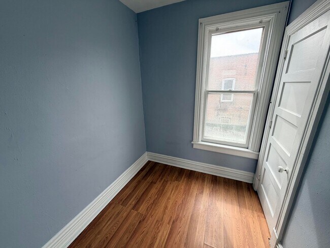 Building Photo - 308 4th St