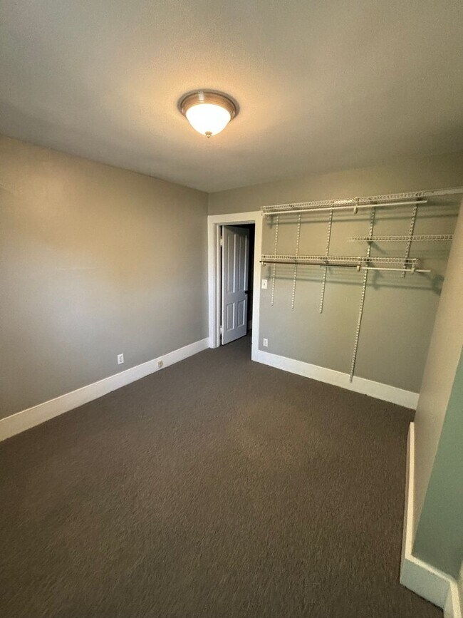 Building Photo - 916 E Lyon St