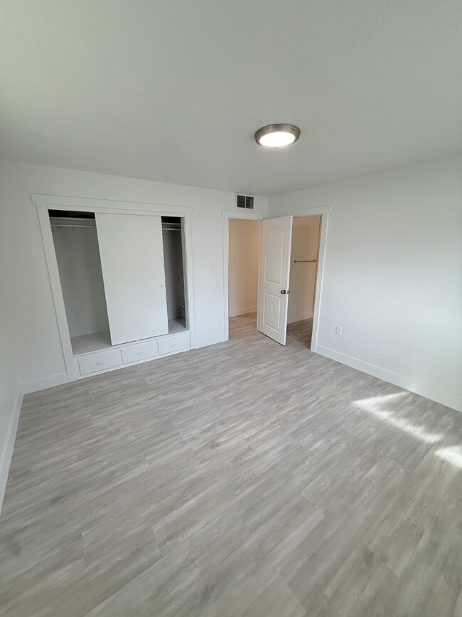 Building Photo - 288 W Diagonal #A 3 Bed/2 Bath