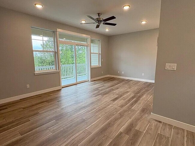 Building Photo - 3621 Sussex Dr