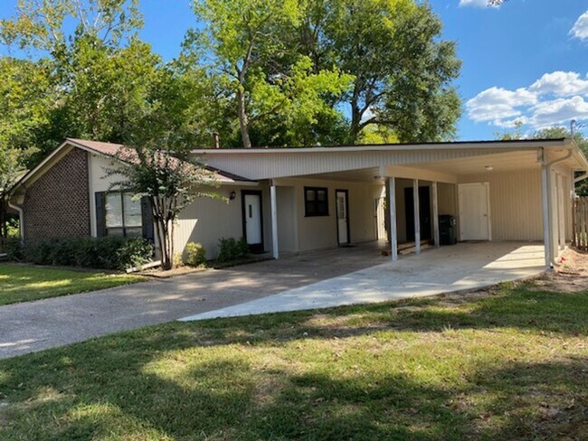 Building Photo - Spacious 2 Bedroom 1.5 Bath Rental on a Corner Lot! Tour Today!