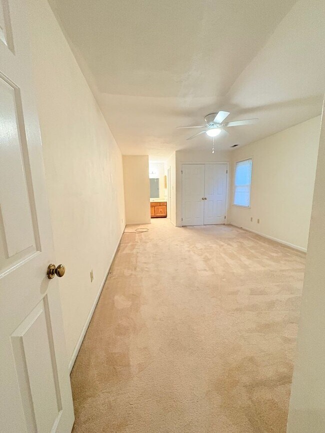 Building Photo - 3 BED / 2 BATH SINGLE FAMILY