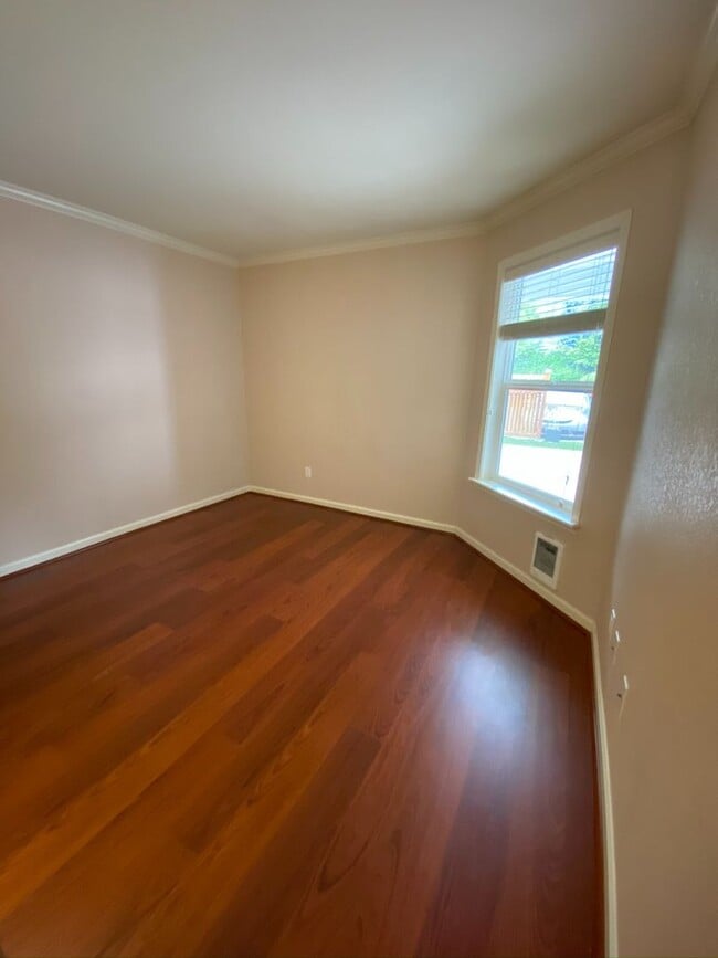Building Photo - Desired Location in Kirkland - 2 Bedroom 2...