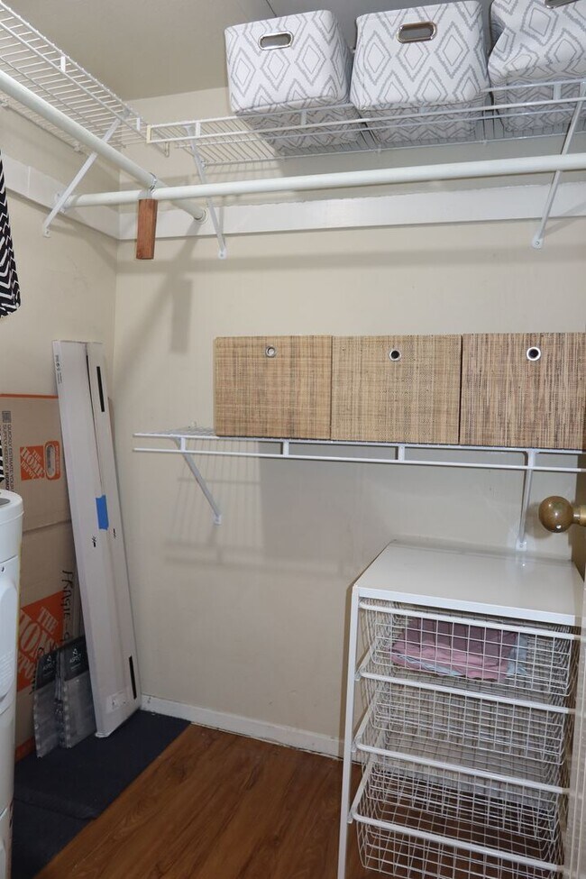 Building Photo - Hyde Park Country Condo - Furnished - 1BD/1BA - Covered Parking -Close to Everything