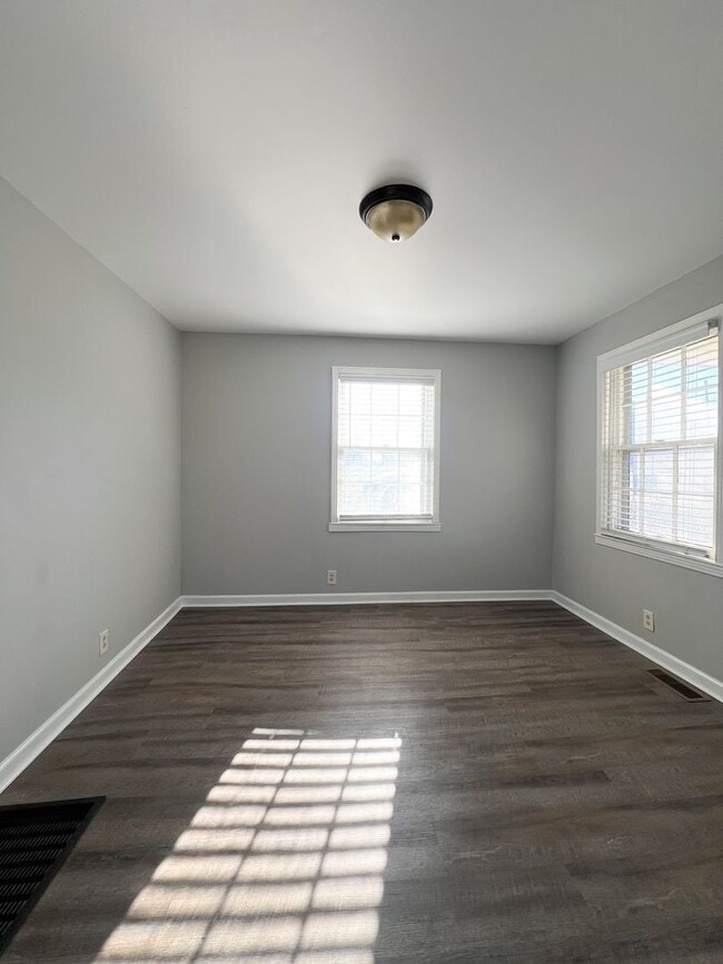 Building Photo - Move-In Specials Available! Single-Family Home Downtown Clarksville!