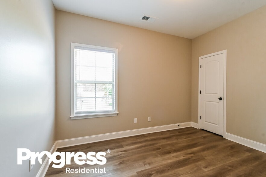 Building Photo - 2580 Woodcutter Dr