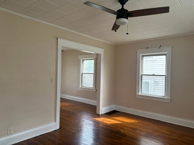 Building Photo - SINGLE FAMIKY FOR RENT IN MAPLEWOOD LOCATION !