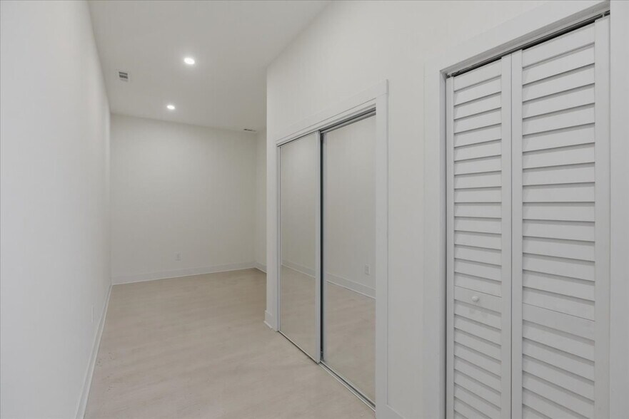 Building Photo - 2234 W Irving Park Rd