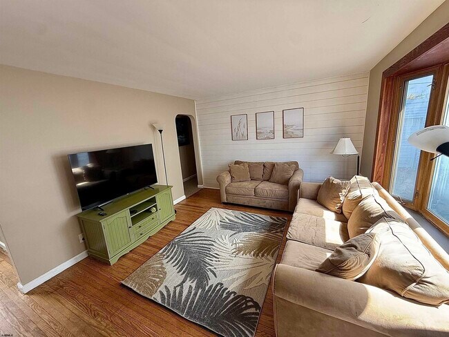 Building Photo - 207 N Thurlow Ave