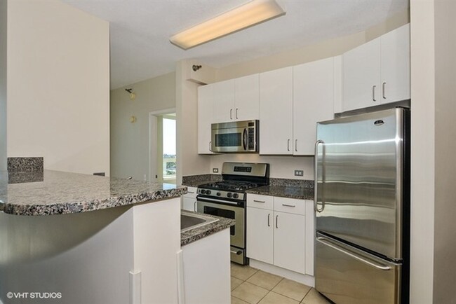 Building Photo - Corner 2-Bed / 2-Bath Condo in Prime River...