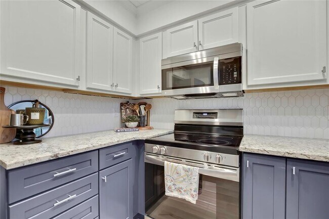 Building Photo - 1637 SE Paradise Cir W