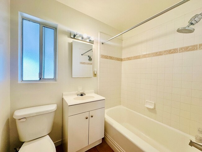 Building Photo - 2 Bedroom House with All Appliances and La...