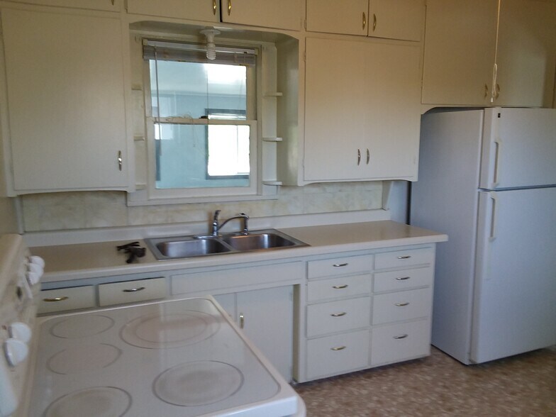Kitchen - 221 Bridge St