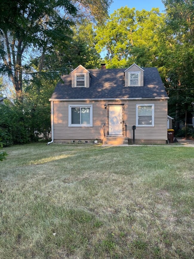Building Photo - 2 Bedroom 1 Bath Home available for Rent in Rockford