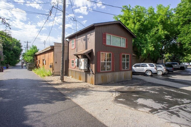 Building Photo - Downtown Tiny House