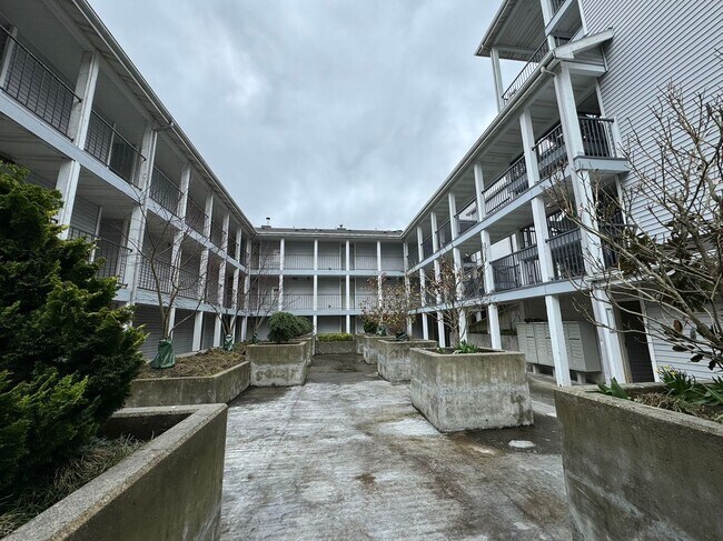 Building Photo - CLICK "REQUEST A TOUR" NOW!