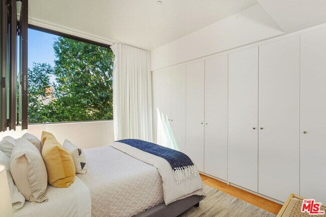 Building Photo - 1849 Fox Hills Dr