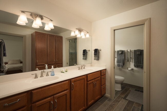 Building Photo - 2237 Lockwood Dr