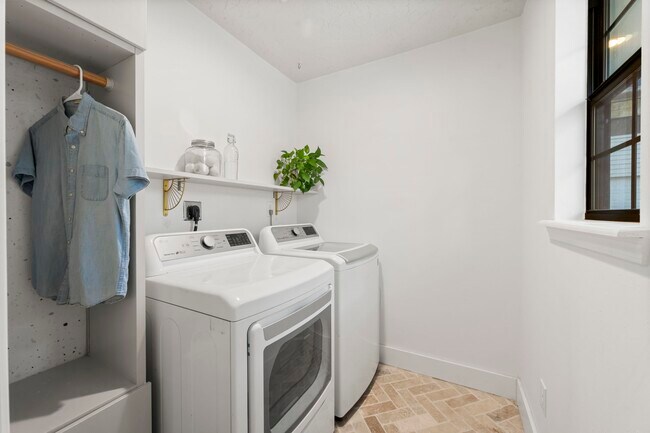 Building Photo - 8623 Miller Rd