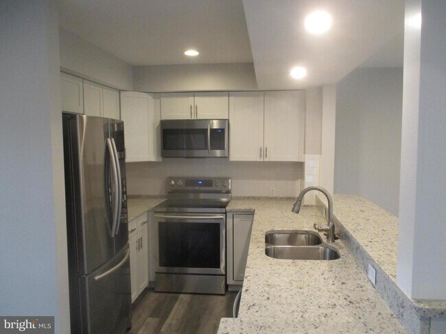 Building Photo - 114 La Grange Ave