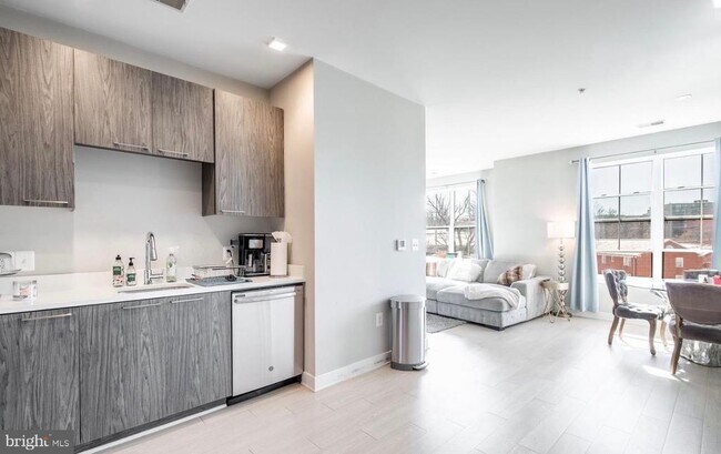 Building Photo - 989 S Buchanan St