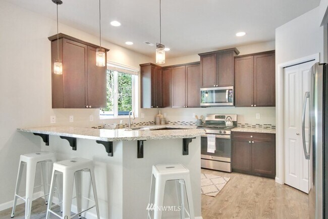 Building Photo - Listed For Rent