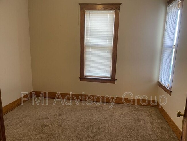 Building Photo - 1000 SW College Ave